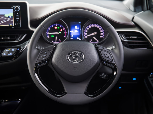 Toyota C-HR фото