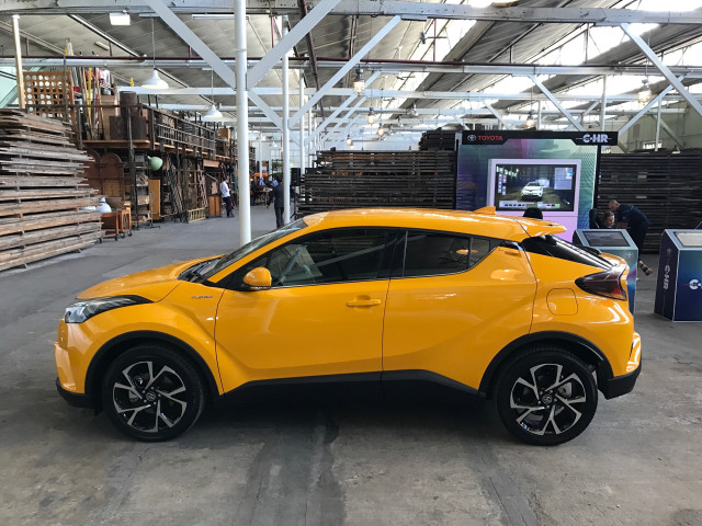 Toyota C-HR фото