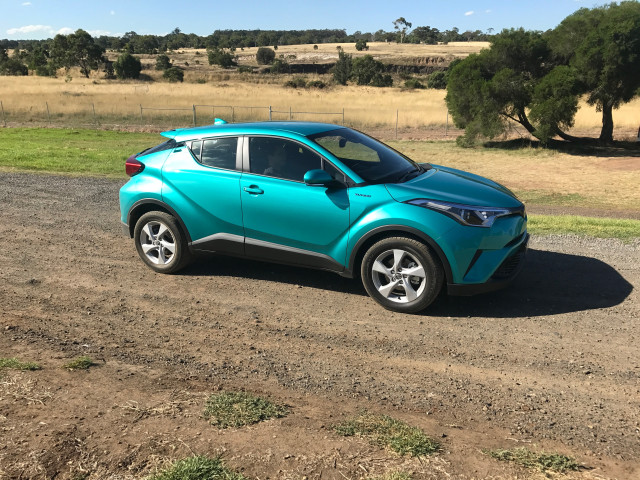 Toyota C-HR фото