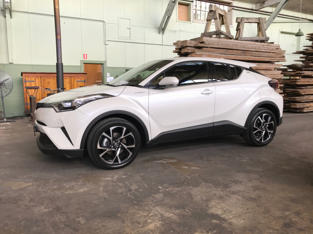 Toyota C-HR фото