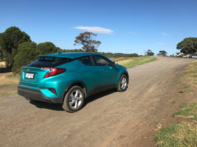 Toyota C-HR фото