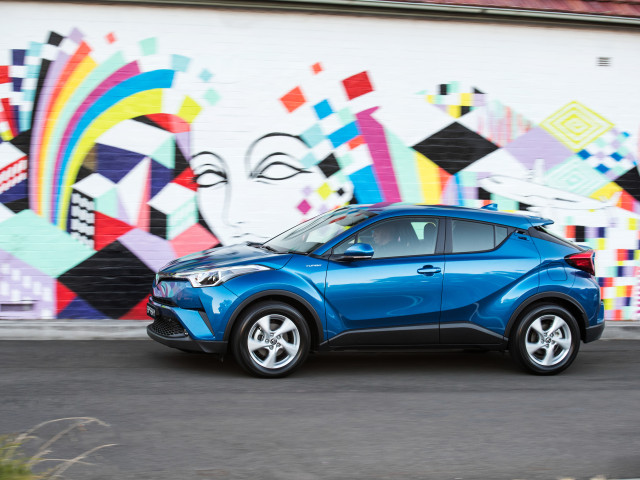 Toyota C-HR фото