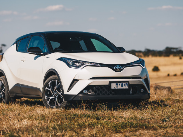 Toyota C-HR фото