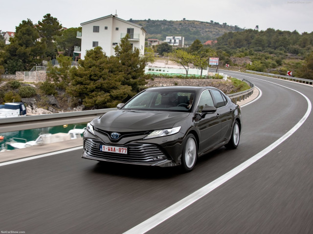 Toyota Camry Hybrid фото