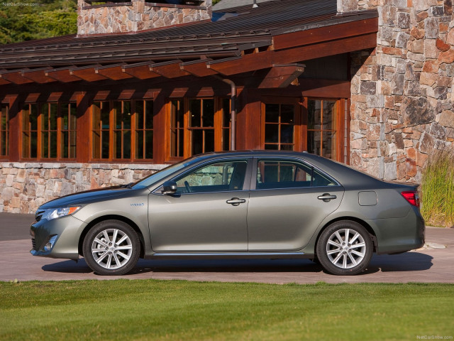 Toyota Camry Hybrid фото