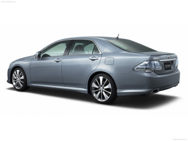 Toyota Crown Hybrid фото