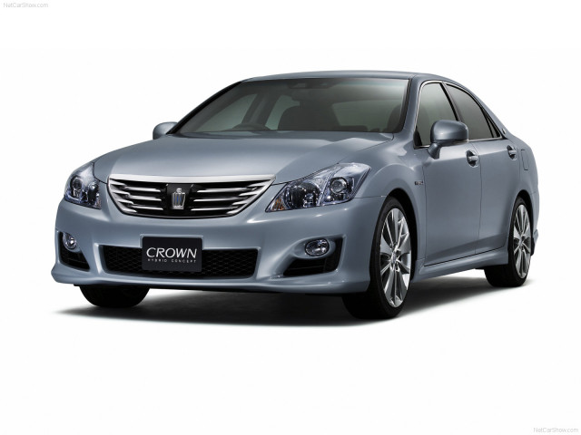 Toyota Crown Hybrid фото