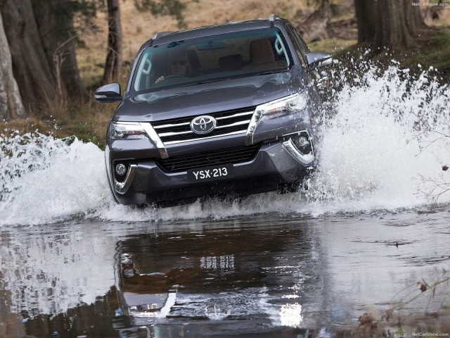 Toyota Fortuner фото