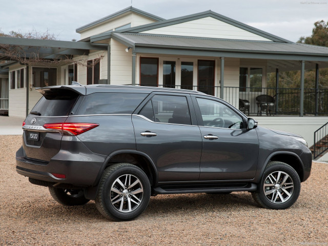 Toyota Fortuner фото