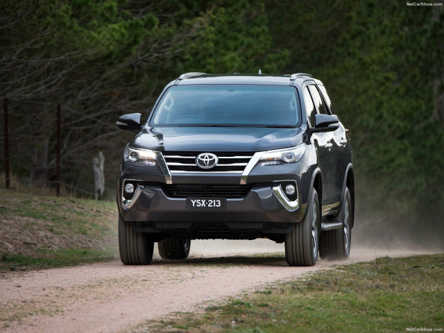 Toyota Fortuner фото