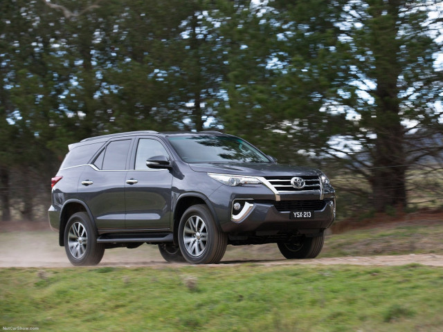 Toyota Fortuner фото