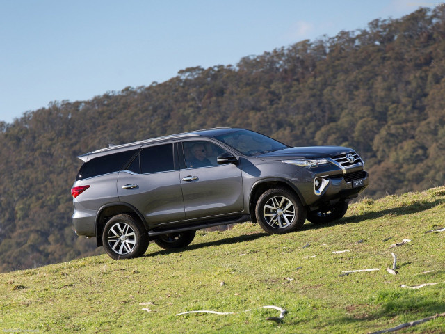 Toyota Fortuner фото