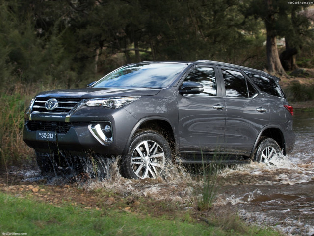 Toyota Fortuner фото