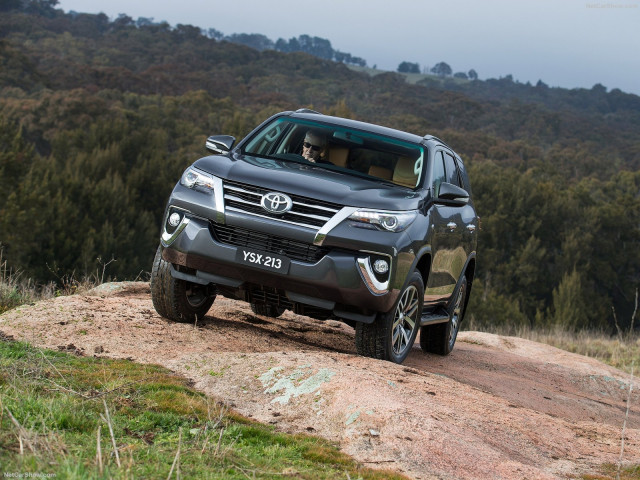 Toyota Fortuner фото