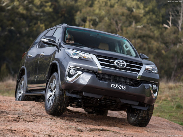 Toyota Fortuner фото