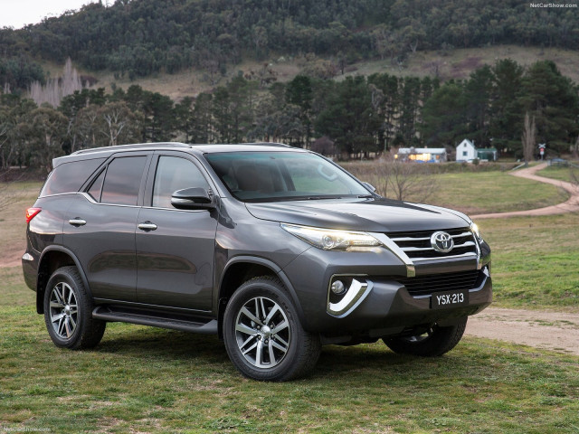 Toyota Fortuner фото