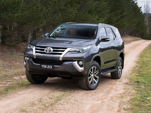 Toyota Fortuner фото