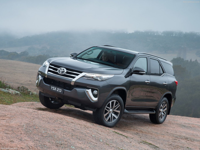 Toyota Fortuner фото