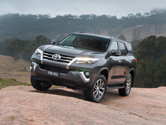 Toyota Fortuner фото