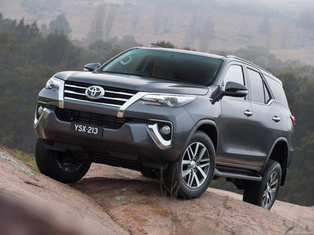 Toyota Fortuner фото