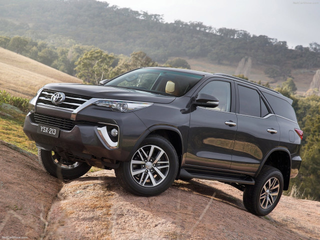 Toyota Fortuner фото