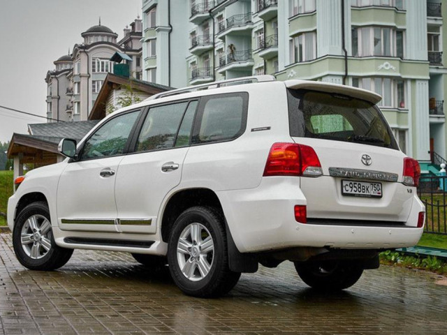 Toyota Land Cruiser 200 фото