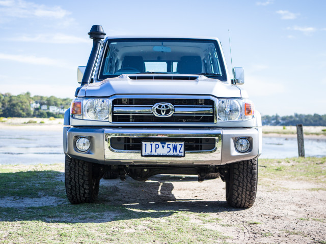 Toyota Land Cruiser 70 фото