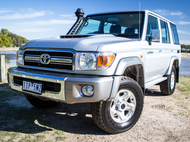 Toyota Land Cruiser 70 фото