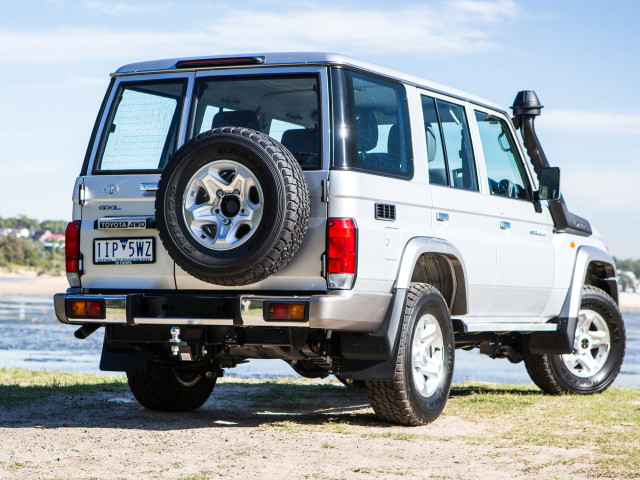 Toyota Land Cruiser 70 фото