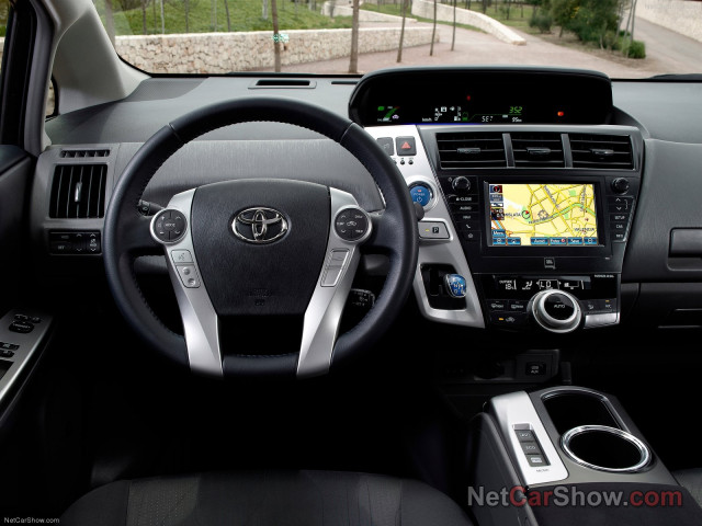Toyota Prius Plus фото