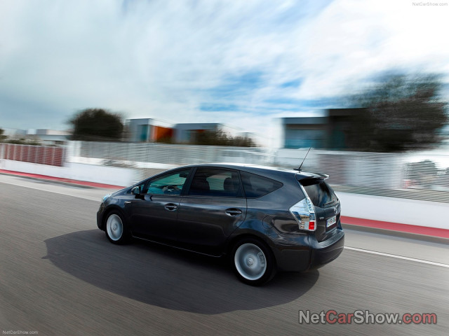 Toyota Prius Plus фото