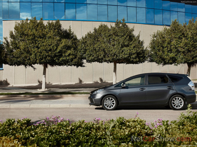 Toyota Prius Plus фото