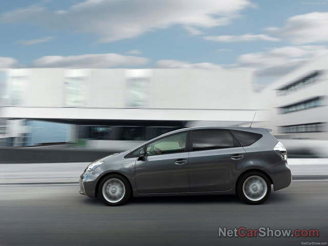 Toyota Prius Plus фото