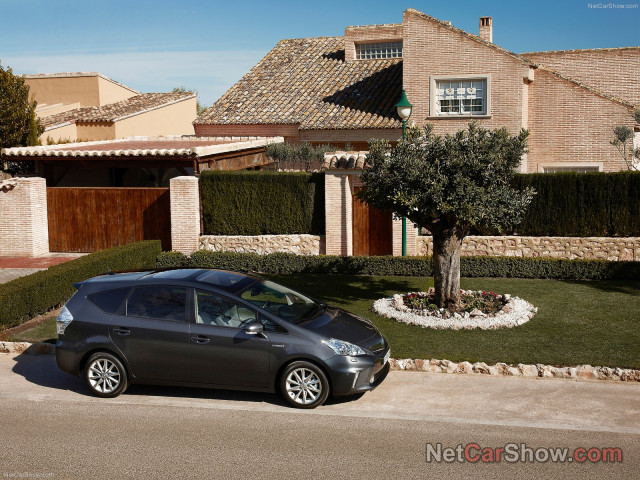 Toyota Prius Plus фото