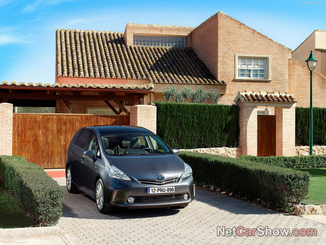 Toyota Prius Plus фото