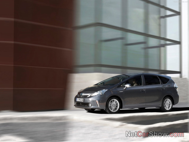 Toyota Prius Plus фото