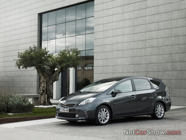 Toyota Prius Plus фото