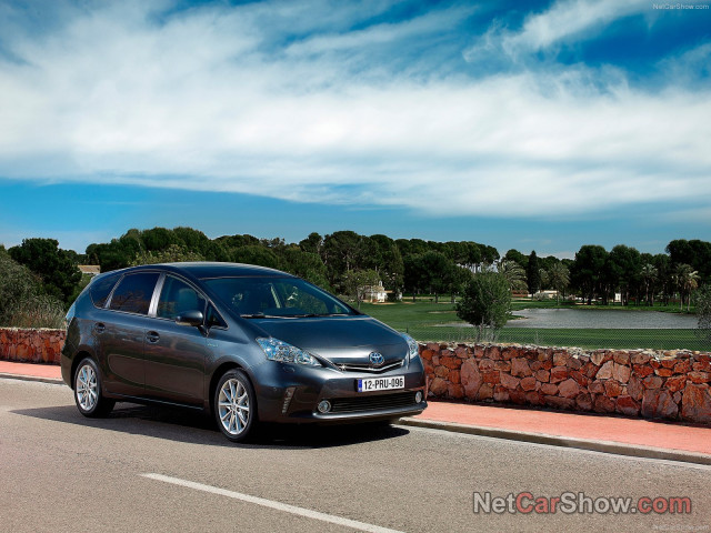 Toyota Prius Plus фото