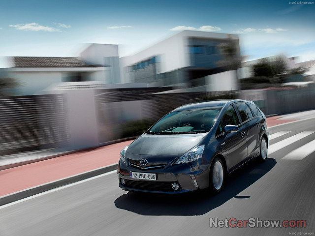 Toyota Prius Plus фото