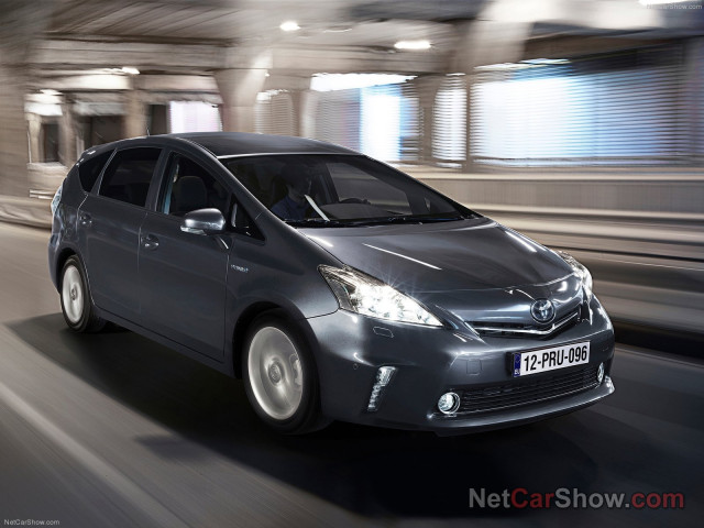 Toyota Prius Plus фото