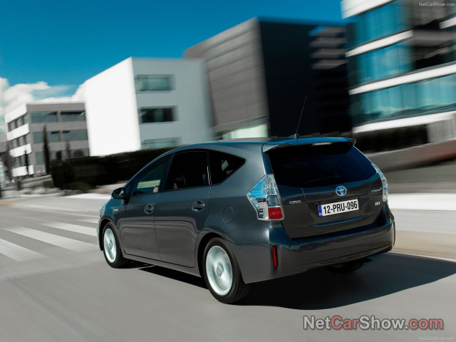 Toyota Prius Plus фото