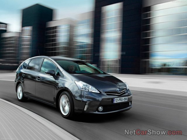Toyota Prius Plus фото