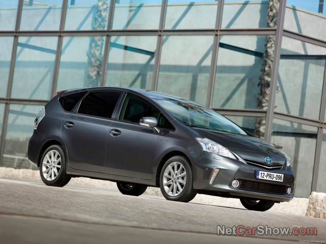 Toyota Prius Plus фото