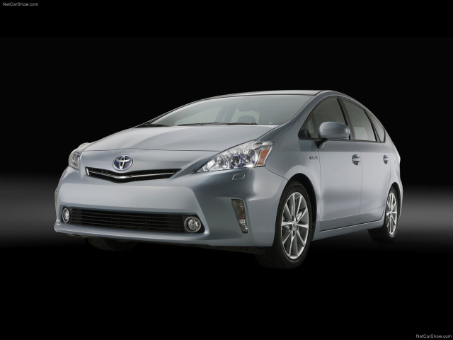 Toyota Prius V фото