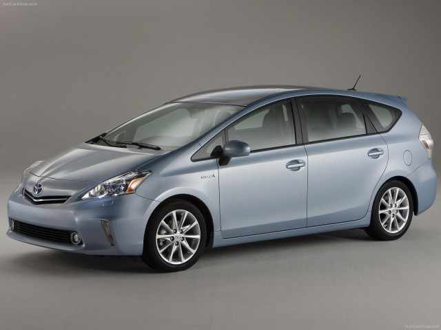 Toyota Prius V фото