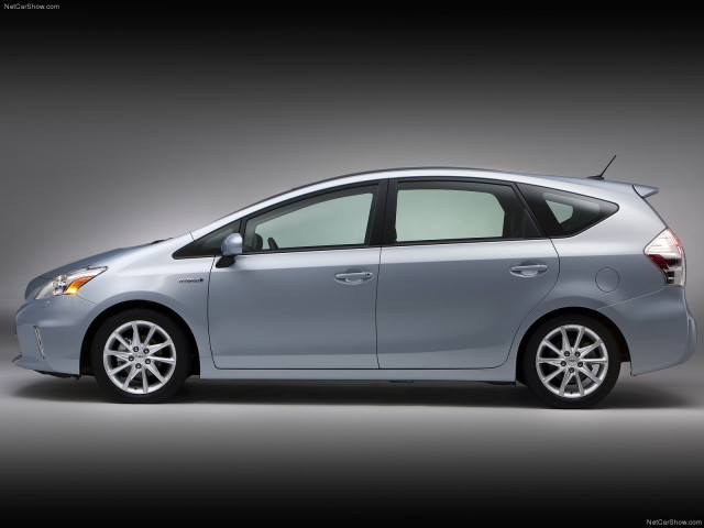 Toyota Prius V фото