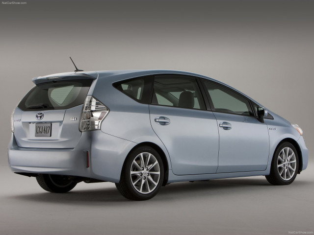 Toyota Prius V фото