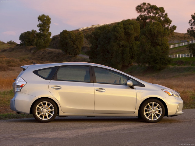 Toyota Prius V фото