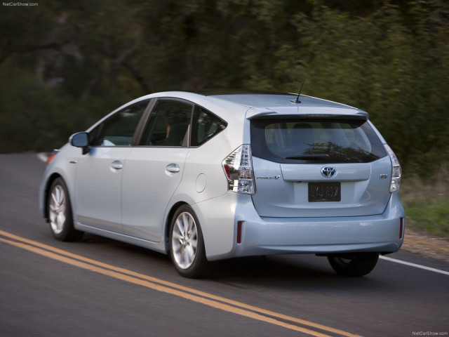 Toyota Prius V фото