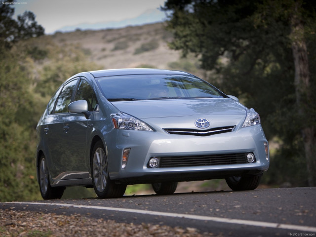 Toyota Prius V фото